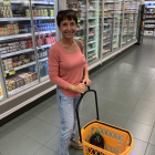 Clients comprant en un supermercat de Lleida aquesta setmana.