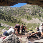 Miembros del Grup d’Arqueologia de l’Alta Muntanya de la UAB-CSIC, en plena excavación en el yacimiento del Abric del Portarró.
