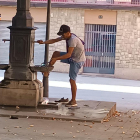 Una persona rentant-se els peus en una font pública