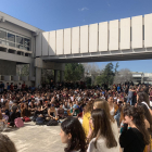 Alumnos concentrados en la facultad de Ciencias de la UAB ayer.