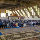 Centenars de musulmans van assistir ahir a l’última pregària al Palau de Vidre i avui es traslladaran al pavelló 4, on passaran l’estiu.