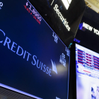 Una pantalla mostra informació sobre el banc Credit Suisse al parquet de la borsa de Nova York.