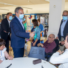 Zapatero y Larrosa junto a usuarios y trabajadores del centro.