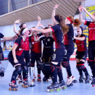 Tot just acabar el partit, les jugadores de l’Alpicat van mostrar la seua alegria per un ascens històric a l’elit després de rebre la Copa de campiones.