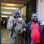 L'Ibrahim Cante i un amic que han estat premiats a Olot amb el segon premi de loteria de Nadal
