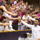 Gerard Encuentra saluda l’afició lleidatana desplaçada dissabte passat a Girona després de caure eliminat de la Final Four.