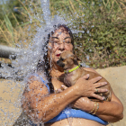 Una dona es refresca a Albatàrrec.