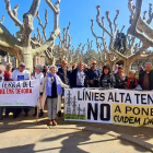 Manifestación ante el Parlament contra líneas de muy alta tensión