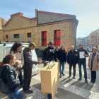 Miembros de la entidad celebraron ayer la compra del antiguo teatro en La Pobla de Segur por la mañana (izquierda) y por la tarde, en Tremp.
