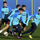 Jugadors del FC Barcelona durant l’entrenament d’ahir.