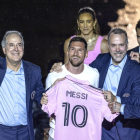 Leo Messi posa amb la nova samarreta de l’Inter de Miami amb els dirigents del club.