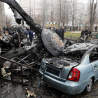 Restes de l’helicòpter estavellat prop d’una guarderia a la ciutat de Brovarí, a la regió de Kíiv.