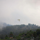 Un helicóptero descarga agua sobre el incendio forestal de La Palma, en el municipio de Tijarafe.