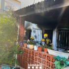 Imagen de los Bombers trabajando en el incendio de una vivienda en Albinyana.