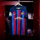 Una camiseta del Barça con el logotipo Motomami de Rosalía.