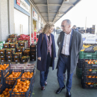 L’alcalde, Miquel Pueyo, i la regidora de Comerç, Marta Gispert, van visitar ahir el Mercat Central de Fruites i Verdures de Lleida.