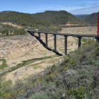 La cola del pantano de Rialb, en el Segre, el pasado mes de abril, una clara imagen de los efectos de la sequía.