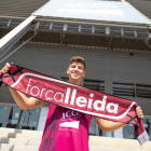 Jaume Lobo, ayer con la camiseta y la bufanda del ICG Força Lleida, ante el Barris Nord.