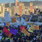 Manifestació independentista a la font de Montjuïc i a l'avinguda Maria Cristina per protestar per la cimera hispano-francesa.