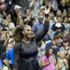 Serena Williams saluda a la afición tras su victoria.