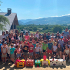 Foto de família de los niños y niñas del casal de verano de La Seu con el alcalde, Joan Barrera. 