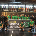 Jugadores y técnicos del Balàfia Vòlei, ayer antes de iniciar su primer entrenamiento de la temporada.