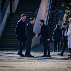 El president de la Generalitat, Pere Aragonès, encaixa la mà amb el president francès, Emmanuel Macron, en presència del president espanyol, Pedro Sánchez.