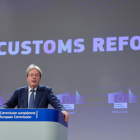 El comisario europeo de Economía, Paolo Gentiloni, explica en rueda de prensa la reforma de la Unión Aduanera de la UE