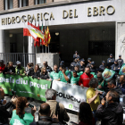 Protesta de UP el martes delante de la CHE en Zaragoza.