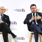 El ex primer ministro francés Bernard Cazeneuve, y el president, Pere Aragonès, ayer en París.