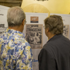 Uno de los visitantes en la inauguración de la exposición.