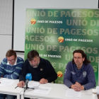 El coordinador nacional de Unió de Pagesos, Joan Caball, con otros miembros del sindicato durante una rueda de prensa en Lleida.