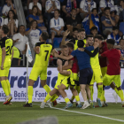 Els jugadors del Girona celebren el tercer gol anotat per Arnau que segellava l’ascens.