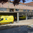 Imagen de archivo de varias ambulancias en el exterior de la unidad de Urgencias del hospital Arnau de Vilanova de Lleida.