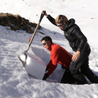 Trabajadores de Tavascan haciendo bloques de nieve en la zona alta de la estación