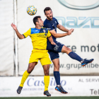 Un jugador del Tàrrega y uno del Atlètic Lleida disputan un balón aéreo.
