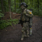 Un soldat ucraïnès carrega un llançagranades.