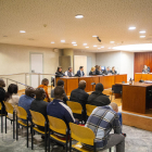 Imagen de los trece condenados ayer en la Audiencia de Lleida. 
