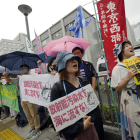 Protesta contra l’abocament d’aigua tractada de Fukushima davant del Parlament nipó.