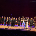 Corales del Orfeó Lleidatà y escuelas asociadas, con actores de Inhabitants ayer en el Auditori de Lleida.