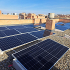 Panells solars instal·lats a la coberta de blocs de pisos de Lleida.