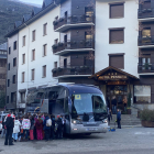 Un grup d’escolars que esquiaran al Pirineu, a l’arribar ahir a l’hotel Pessets de Sort.