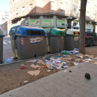 Escombraries tirades pel carrer al costat d’uns contenidors al barri de Pardinyes.