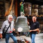 Josep Carvajal y Johannes Grassmayr con la campana Mònica.