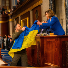 Zelenski va entregar una bandera ucraïnesa al Congrés dels EUA.