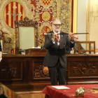 Fèlix Larrosa mostrant la vara d’alcalde que li va entregar Neus Caufapé, la regidora de més edat.