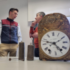 Adrià Codina y el director del Museu, Josep Giralt, con el reloj.