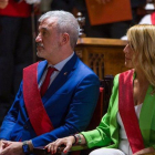 El nou alcalde de Barcelona, Jaume Collboni, al costat de la regidora Maria Eugènia Gay, en el ple d'investidura a l'Ajuntament.