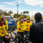 Júlia Mir, a la izquierda, en una reciente concentración con su equipo.