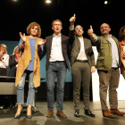 Feijóo con Dolors Montserrat (a su derecha), Xavier Palau, Alejandro Fernández y Dolors López en el teatro de l’Escorxador.